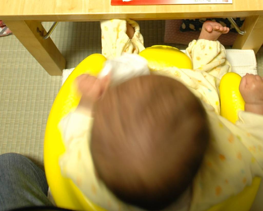 畳の上の赤ちゃん（仮の写真）