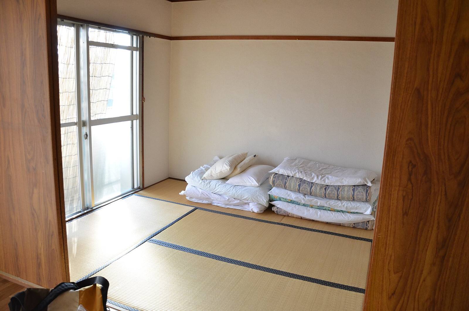 布団を敷いた明るい和室（仮の写真）